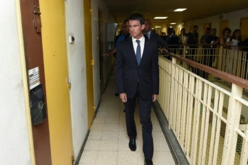 Le Premier ministre Manuel Valls le 8 août 2016 dans le centre de détention de Nîmes