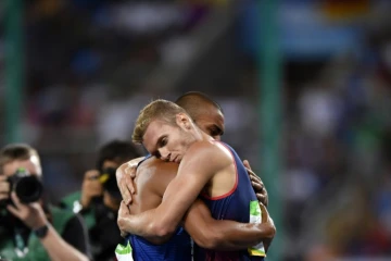 L'Américain Ashton Eaton (g) champion olympique du décathlon et le Français Kevin Mayer, médaillé d'argent, le 18 août 2016 aux JO de Rio