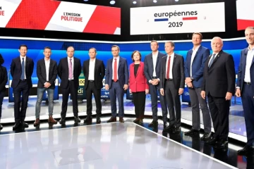 De gauche à droite, les têtes de liste aux élections européennes de mai 25019 sur le plateau de France 2 Manon Aubry (LFI), François-Xavier Bellamy (LR), Ian Brossat (PCF), Jean-Christophe Lagarde (UDI), Benoît Hamon (Générations), Florian Philippot (Les Patriotes), Nathalie Loiseau (LREM), Jordan Bardella (RN), Nicolas Dupont-Aignan (DLF), Yannick Jadot (EELV), François Asselineau (UPR) et Raphaël Glucksmann (liste commune Place publique-PS), à Saint-Cloud, le 4 avril 2019