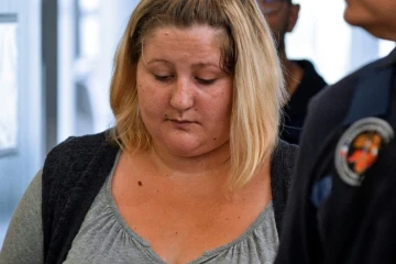 La maman de Fiona, Cécile Bourgeon, à son arrivée au tribunal de Riom le 5 septembre 2016
