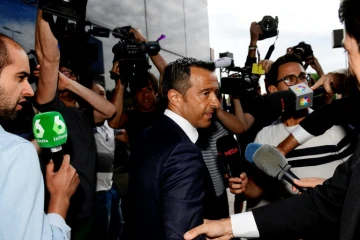 Le super-agent portugais Jorge Mendes répond aux reporters à son arrivée au tribunal de Pozuelo de Alarcon, près de Madrid, le 27 juin 2017