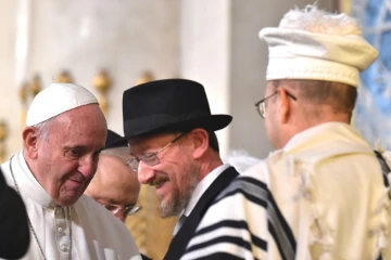 Le pape François arrive à la synagogue de Rome le 17 janvier 2016