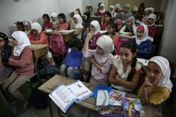 Des enfants syriens assistent à un cours dans une salle de classe souterraine de l'école Al-Hayat, dans un quartier nord de Damas, 19 octobre 2016