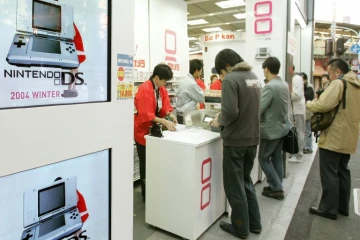 La Nintendo DS vendue dans un magasin de Tokyo le 2 décembre 2004, l'année de sa sortie