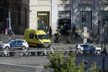 Les secours et les forces de l'ordre en intervention sur le lieu de l'attentat meurtrier sur la rambla de Barcelone, le 17 aoput 2017