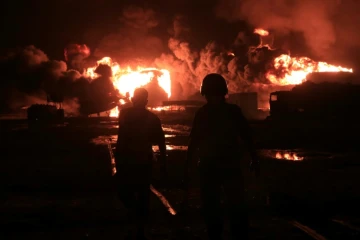 Les pompiers arrivent sur les lieux d'un incendie énorme dans une installation de stockage de carburant au port de Hodeida au Yémen, à la suite des frappes israéliennes, le 20 juillet 2024