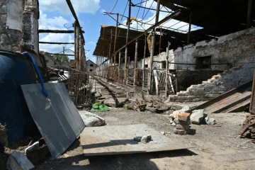 Une ferme détruite par des bombardements, le 23 juin 2022 dans le village de Mala Rogan, à 25 km au sud-est de Kharkiv (est de l'Ukraine) 