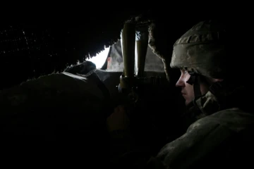 Un militaire ukrainien dans sa position sur la ligne de front près de Novolougansk (est), le 16 février 2022
