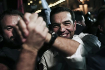 Le Premier ministre grec, Alexis Tsipras, congratulé par ses partisans à Athènes après sa victoire aux législatives, le 20 septembre 2015