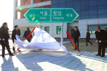 Un panneau indiquant les directions de Séoul et de Pyongyang dévoilé lors d'une cérémonie d'inauguration des travaux de connexion des réseaux ferroviaires et routiers entre les deux Corées, le 26 décembre 2018 à Kaesong, en Corée du Nord