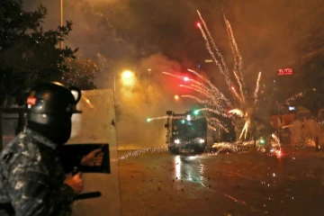 Heurts entre des partisans des mouvements chiites Amal et Hezbollah et les forces de l'ordre à Beyrouth, le 17 décembre 2019