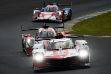 L'une des Toyota TS050 Hypercar devant ses concurrentes lors des premiers essais libres des 24 Heures du Mans, le 18 août 2021