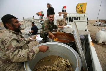 Des Irakiens font de la cuisine pour le stroupes déployés au sud de Mossoul, en Irak, le 28 octobre 2016