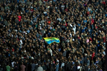 Des manifestants agitent le drapeau berbère en défilant le 30 octobre à Al Hoceima en soutien à un vendeur de poisson, broyé par une benne à ordure