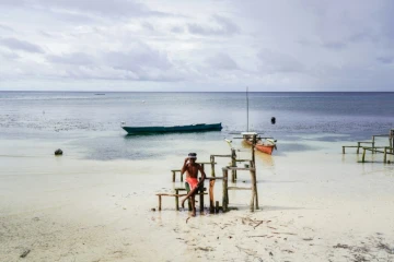 Sur la plage de Kadoda, près du village de Pulu Papan où vivent des pêcheurs de la tribu Bajau, le 3 juillet 2024 en Indonésie