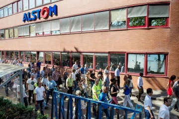 Des employés d'Alstom retournent au travail après une assemblée générale contre la fermeture de leur usine, à Belfort le 13 septembre 2016