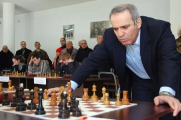 La légende des échecs russe Garry Kasparov joue plusieurs parties en simultané, le 16 février 2016 à Tbilisi