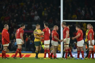 Les Australiens, victorieux, serrent la main des Gallois à la fin de leur match du Mondial de rugby, le 10 octobre 2015 à Twickhenham  