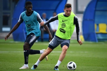 Les attaquants de l'équipe de France Ousmane Dembélé (à g.) et Florian Thauvin s'entraînent à Istra le 12 juin 2018, avant le démarrage de la Coupe du monde en Russie  