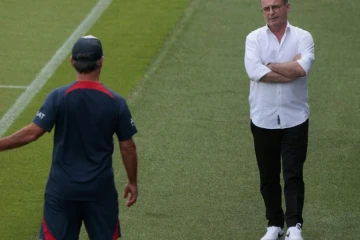 Christophe Galtier (de dos), nouvel entraîneur du PSG, s'entretient avec Luis Campos au Camp des Loges le 4 août 2022. En matière de mercato à Paris, l'essentiel du travail a déjà été effectué par le conseiller football, chargé de régénérer l'effectif des champions de France et de solder l'ère Mauricio Pochettino