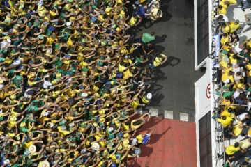 Vue aérienne montrant l'ancien président brésilien Jair Bolsonaro (2019-2022) saluant ses partisans lors d'un rassemblement à Sao Paulo, au Brésil, le 25 février 2024.