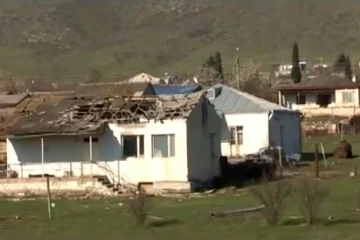 Photo fournie le 2 avril 2016 par le site internet du "ministère" de la Défense du Nagorny Karabakh montrant une maison partiellement détruite