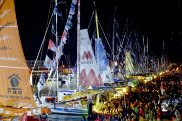 Des visiteurs venus admirer les bateaux du Vendée Globe, le 4 novembre 2016 aux Sables-d'Olonne
