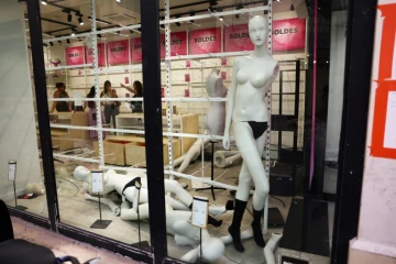 Des employés échangent dans un magasin de vêtements pillé et saccagé dans le centre de Marseille, le 1er juillet 2023
