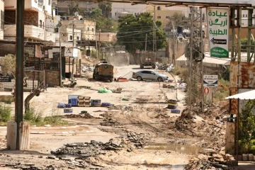 Des véhicules blindés de l'armée israélienne roulent sur une route lors d'un raid dans le camp de réfugiés palestiniens d'al-Faraa, près de la ville de Toubas, en Cisjordanie occupée, le 28 août 2024