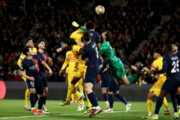 La défense du PSG en difficulté sur un ballon aérien contre le Fc Barcelone au Parc des Princes, le 10 avril 2024  