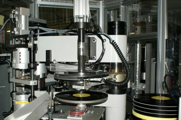 Une machine pour fabriquer des disques vinyles dans une usine Sony à Yoshida, sur une photo fournie par la compagnie le 28 juin 2017
