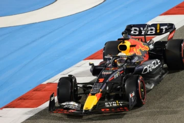 Le pilote néerlandais Max Verstappen au volant de la Red Bull RB 18 lors de la seconde séance d'essais du GP de Bahrein sur le circuit de Sakhir le 18 mars 2022 à Bahrein