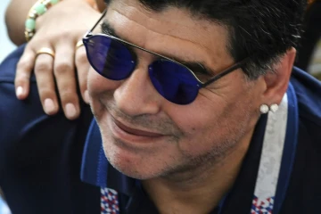 Diego Maradona suit le match de l'Argentine face à la France en 8e de finale du Mondial, le 30 juin 2018 à Kazan