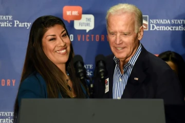 L'ancien vice-président américain Joe Biden et l'ex-élue démocrate de l'Assemblée du Nevada Lucy Flores en 2014, alors qu'elle était en campagne pour le poste de gouverneure adjointe de cet Etat