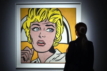 Une visiteuse admire le tableau "Nurse" de l'artiste Roy Lichtenstein, exposé chez Christie's, le 16 octobre 2015 à New York