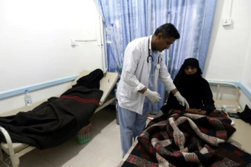 Une yéménite présentant les symptômes du choléra, soignée à Sanaa, le 12 août 2017