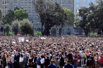 Des milliers de personnes rassemblées sur la place de Catalogne, la principale place de Barcelone, le 18 août 2017 observent une minute de silence