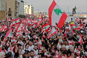 Des manifestants libanais célèbrent le 76e anniversaire de l'indépendance du Liban sur la place des Martyrs à Beyrouth, le 22 novembre 2019