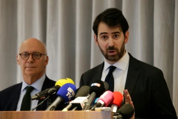 Les avocats des époux Fillon, Antonin Lévy (d) et Pierre Cornut-Gentille (g), lors d'une conférence de presse, le 9 février 2017 à Paris