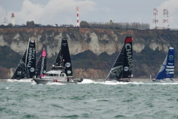 La flotte de la Transat Jacques Vabre longe la côte près du Havre après le départ, le 27 octobre 2019