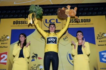 Geraint Thomas endosse le maillot jaune à l'issue de la première étape du Tour de France à Düsseldorf, le 1er juillet 2017
