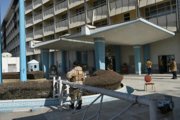 Un agent de sécurité devant l'ôtel Intercontinental à Kaboul, le 23 janvier 2018 