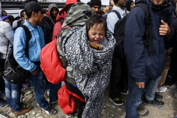 Des migrants et réfugiés attendent un train pour passer la frontière entre la Macédoine et la Grèce, le 29 septembre 2015 à Gevgelija