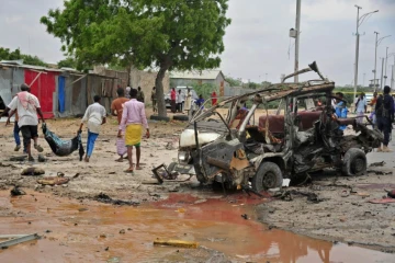 Des somaliens transportent le cadavre d'une victime après un attentat à Mogadiscio le 9 avril 2017