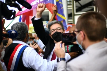 Le candidat LFI à la présidentielle française Jean-Luc Mélenchon (c) à Saint-Denis de la Réunion, le 24 février 2022