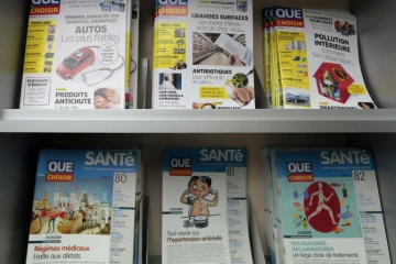 Des magazines "Que Choisir", le 25 mars 2014, au siège parisien de l'association de consommateurs qui dénonce à présent la qualité de plusieurs produits solaires pour enfants