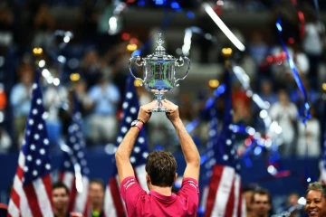 Stan Wawrinka avec le trophée de l'US Open 2016
