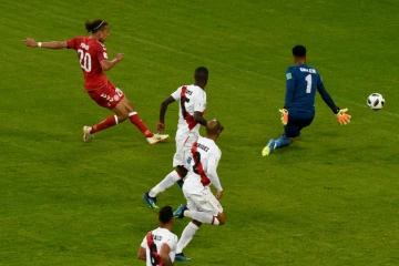 Le milieu danois Youssouf Poulsen bat de près le gardien du Pérou Pedro Gallese à la Mordovia Arena de Saransk, le 16 juin 2018 