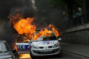 Un véhicule de police incendié le 18 mai 2016 à Paris