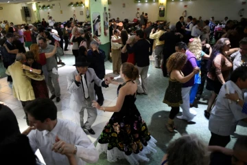 Des personnes pratiquent le "danzon" dans le quartier Santa Maria La Ribera à Mexico, le 10 septembre 2017